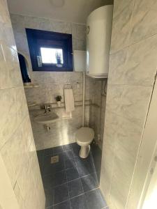 Uma casa de banho em Temački konaci