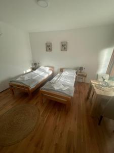 Uma cama ou camas num quarto em Temački konaci