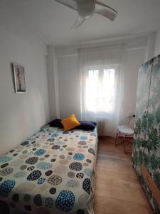 1 dormitorio con cama y ventana en Apartamento luminoso y nuevo en Madrid Rio, en Madrid