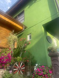 Um jardim no exterior de Temački konaci
