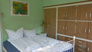 Schlafzimmer mit einem Bett mit Holzschränken in der Unterkunft Glück in Benrath in Düsseldorf