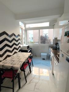 a kitchen with a table in the middle of a room at Apartamento luminoso y nuevo en Madrid Rio in Madrid