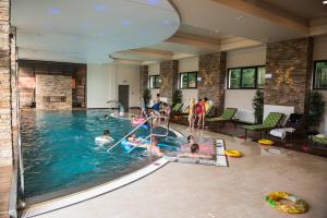 瓦馬的住宿－Pension Lidana Resort & SPA，一群人在游泳池玩耍