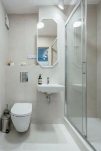 uma casa de banho com um chuveiro, um WC e um lavatório. em Project Comfort Apartament Aleje Jerozolimskie 131/12 Warszawa em Varósvia