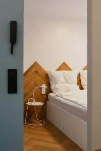 Un dormitorio con una cama con una silla al lado en Project Comfort Apartament Aleje Jerozolimskie 131/12 Warszawa, en Varsovia