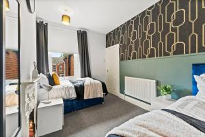 1 dormitorio con 2 camas y ventana grande en Sophisticated 2 bed in Doncaster sleeps 6!, en Balby