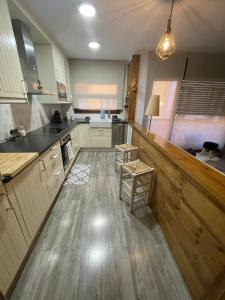 una cucina con armadietti bianchi e pavimenti in legno di Apartament Pic de la dona a Camprodon