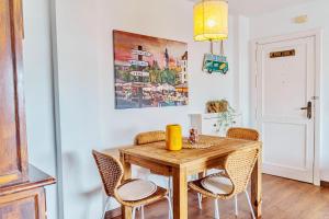 uma sala de jantar com uma mesa de madeira e cadeiras em Andalucia Beach em Benalmádena