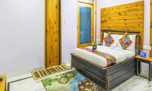 1 dormitorio con 1 cama con cabecero de madera en The Lodge, en Jaipur 16 fotos más