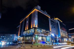 un edificio en una calle de la ciudad por la noche en İstanbul City Airport Hotel en Estambul