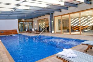 a large swimming pool in a building at Prodigy Gramado by Wish in Gramado