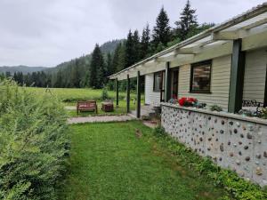ein kleines Haus mit einem Zaun und einem Hof in der Unterkunft River Run Ranch - Telemark in Drangedal