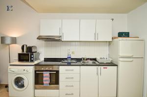 A kitchen or kitchenette at Budget Studio with Balcony, Yacht Bay Marina - BRZ