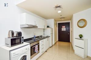 A kitchen or kitchenette at Budget Studio with Balcony, Yacht Bay Marina - BRZ