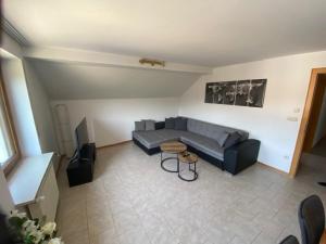 a living room with a couch and a table at Ferienwohnung Elip in Essing