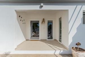 ein weißes Haus mit offenem Eingang in der Unterkunft Casa da Avó Júlia Pestana (Piscina privada) in Torrão + 69 Fotos