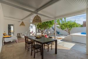 ein Esszimmer mit Tisch und Stühlen in der Unterkunft Casa da Avó Júlia Pestana (Piscina privada) in Torrão