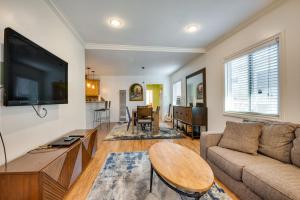 ein Wohnzimmer mit einem Sofa und einem Flachbild-TV in der Unterkunft Cozy Home - 2 Mi to Walk of Fame and Griffith Park! in Los Angeles