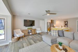 ホット・スプリングスにあるPeaceful Hot Springs Home Deck with Water Views!のソファとテレビのあるリビングルーム