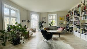 - un salon avec un canapé et une table dans l'établissement ApartmentInCopenhagen Apartment 1562, à Copenhague