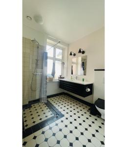 La salle de bains est pourvue d'une douche et d'un lavabo. dans l'établissement ApartmentInCopenhagen Apartment 1562, à Copenhague