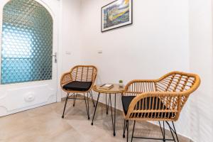 stół i 2 krzesła w pokoju w obiekcie Doctor Guest House w mieście Tortolì