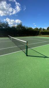 a tennis net on a tennis court at Weavers Rest in Biddenden