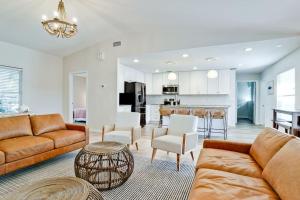 uma sala de estar com um sofá e uma mesa em Trendy 4-Bedroom Heated Pool Car Near Beaches em Sarasota