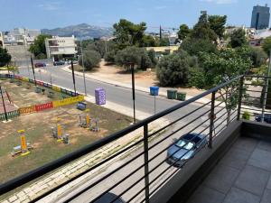 ein blaues Auto, das auf einem Balkon mit Straße parkt in der Unterkunft Dazzling and stylish 2BR Apartment in Athen
