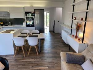 eine Küche und ein Wohnzimmer mit einem Tisch und Stühlen in der Unterkunft Dazzling and stylish 2BR Apartment in Athen