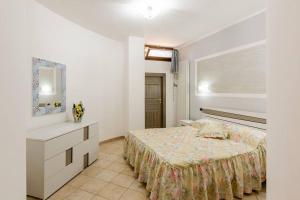 una camera con letto, cassettiera e specchio di Casa Relax Salento - Relax House in the village a Specchia