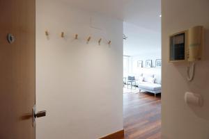 Habitación con puerta blanca y sala de estar. en San Sebastian Orio apartment on the beach garage, en Orio