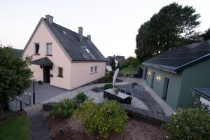 widok z powietrza na dom z panelami słonecznymi w obiekcie Eifellodge - am roten Sandberg w mieście Prüm