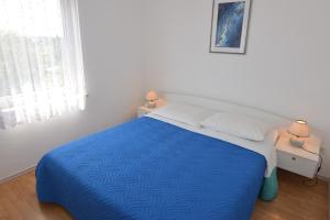 1 dormitorio blanco con 1 cama azul y 2 lámparas en Apartments house Mai with pool Poreč, en Poreč