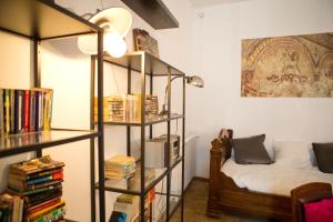 una camera con un letto e una libreria con libri di Au Pied Du Rempart a Tournus