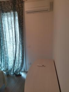 ein weißes WC in einem Zimmer mit Fenster in der Unterkunft B&B PORTELLO Le Terrazze 2 in Mailand