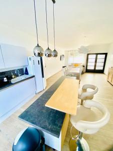 a kitchen with a table and chairs in a room at Résidence Deluxe in Charleroi