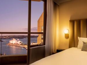 The Sebel Quay West Suites Sydney客房内的一张或多张床位