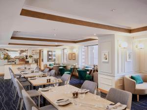 une salle à manger avec des tables et des chaises ainsi qu'un restaurant dans l'établissement The Sebel Quay West Suites Sydney, à Sydney