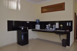 Кухня или мини-кухня в Kerinci Hill Holiday Home, Dago Golf (for families only)
