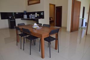 Кухня или мини-кухня в Kerinci Hill Holiday Home, Dago Golf (for families only)
 +20 фотографий