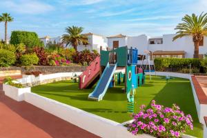 um parque infantil num quintal com escorrega em Royal Tenerife Country Club em San Miguel de Abona