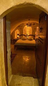 馬爾丁的住宿－Hanedan Konağı Butik Otel Deluxe King Bed Double Traditional Room Yukarıkır，石头间内一间卧室,配有一张床
