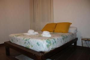 a bed with two towels on top of it at Villa Perle -proche aéroport in Matoury
