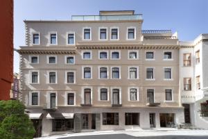 un grande edificio bianco con molte finestre su una strada di Union Hotel Plat Inn -Special Category a Istanbul