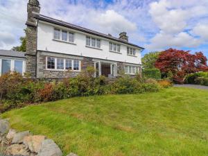 une maison avec une pelouse devant dans l'établissement The Birches, à Windermere