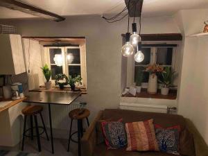 a living room with a couch and a kitchen at Mysig innerstads lägenhet in Visby