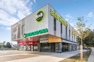 Supermarket nebo jiné obchody v  hotelu nebo okolí