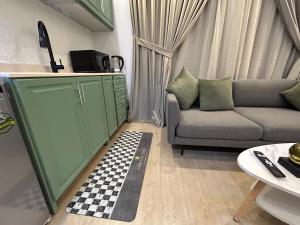 - un salon avec un canapé et un sol en damier dans l'établissement شقة luxury في شمال الرياض الصحافة, à Riyad