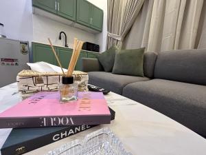 - un salon avec un canapé et un livre sur une table dans l'établissement شقة luxury في شمال الرياض الصحافة, à Riyad